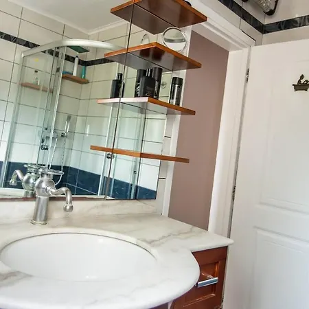 بيت للعطل House In *